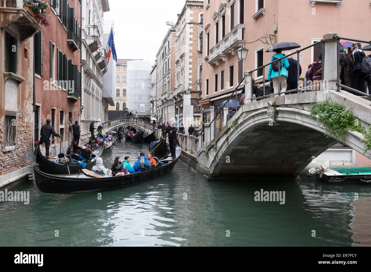 Gondel-Stau in Venedig Italien. Stockfoto