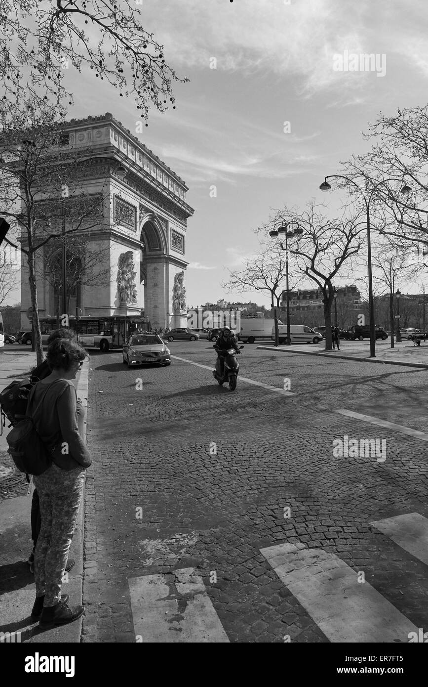 Ein paar Freunde warten an einem Zebrastreifen in der Nähe von Arc de Triomphe, Paris Frankreich Stockfoto