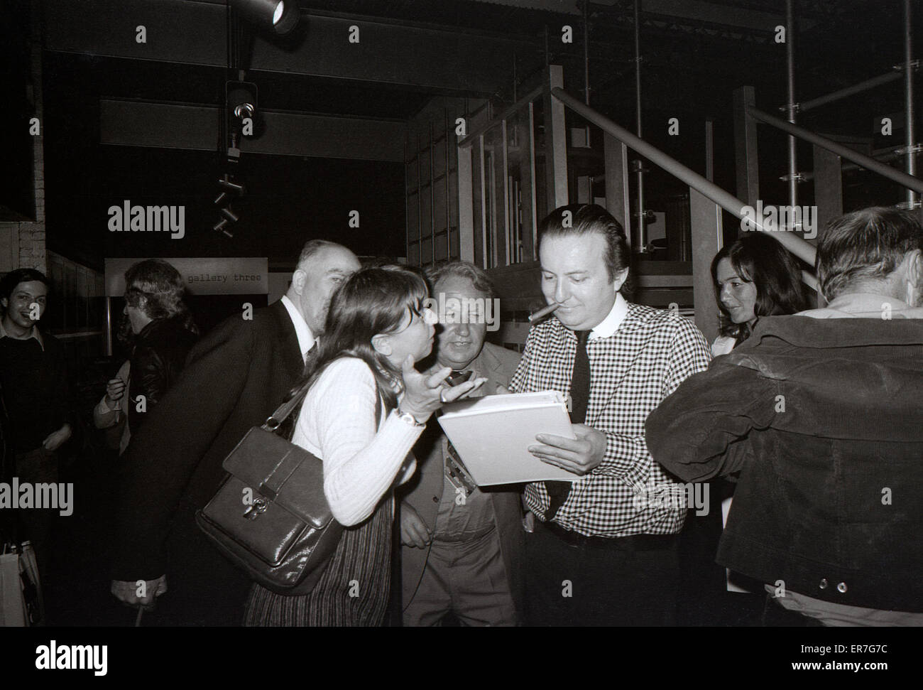 Cedric Price Unterzeichnung sein Autograph für Ventilatoren an der Architectural Association Session im Sommer mit dem ICA-Institut für Zeitgenössische Kunst in London UK 1972 KATHY DEWITT Stockfoto