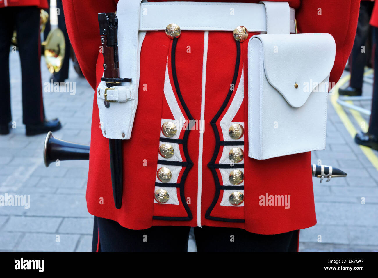 Nahaufnahme von der Rückseite der Königin Wache Uniform mit reich verzierten goldenen Knöpfen und Messer, London, England, Vereinigtes Königreich. Stockfoto Nahaufnahme von der Rückseite der Königin Wache Uniform mit reich verzierten goldenen Knöpfen und Messer, London, England, Vereinigtes Königreich. Stockfoto