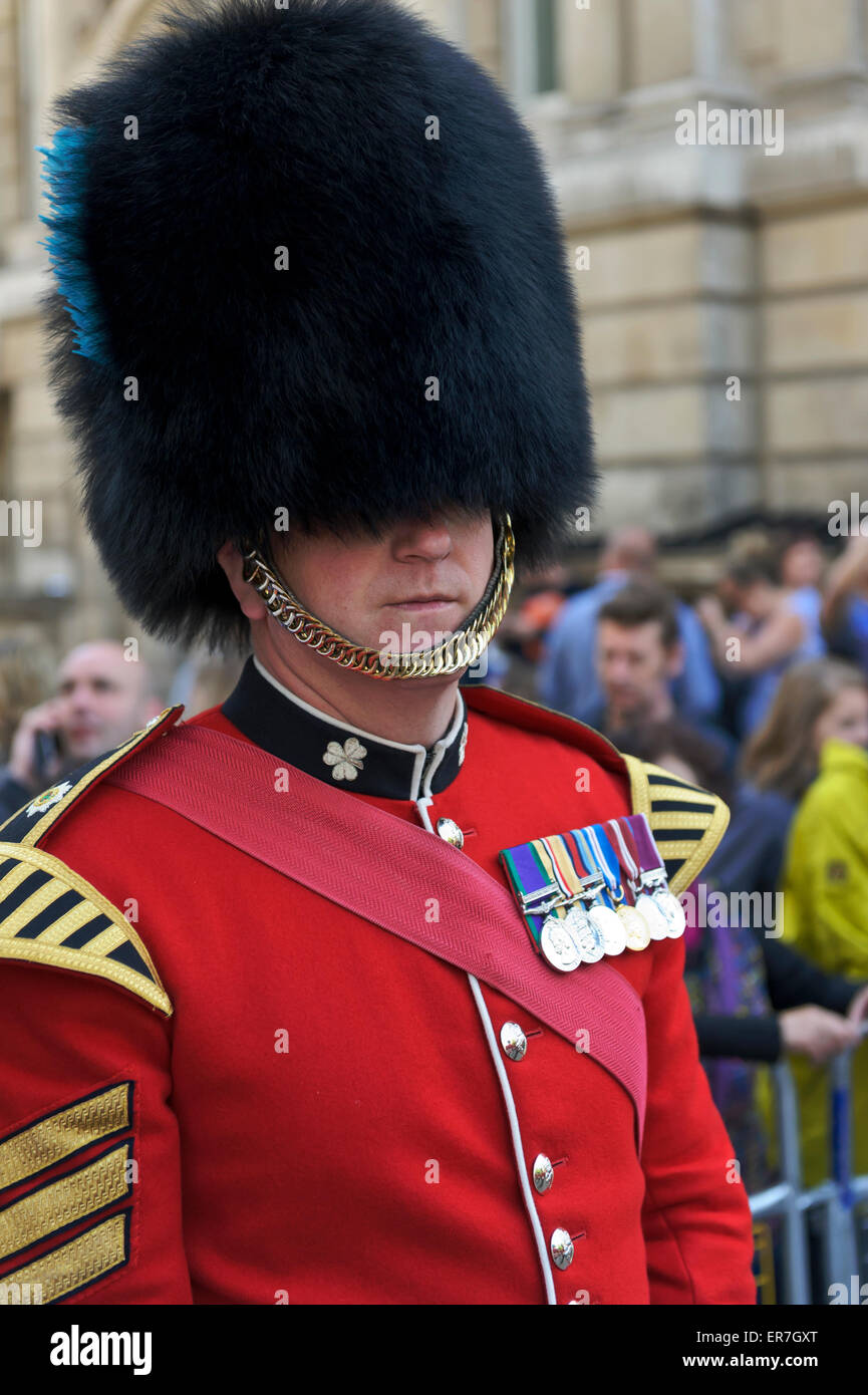 Ein Königinnenwache tragen Tapferkeit Medaillen auf seiner roten Uniform, London, England, Vereinigtes Königreich. Stockfoto