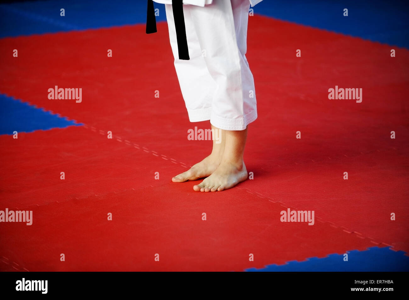 Füße von Karate Praktiker sind Erdgeschoss Wettbewerb gesehen. Stockfoto