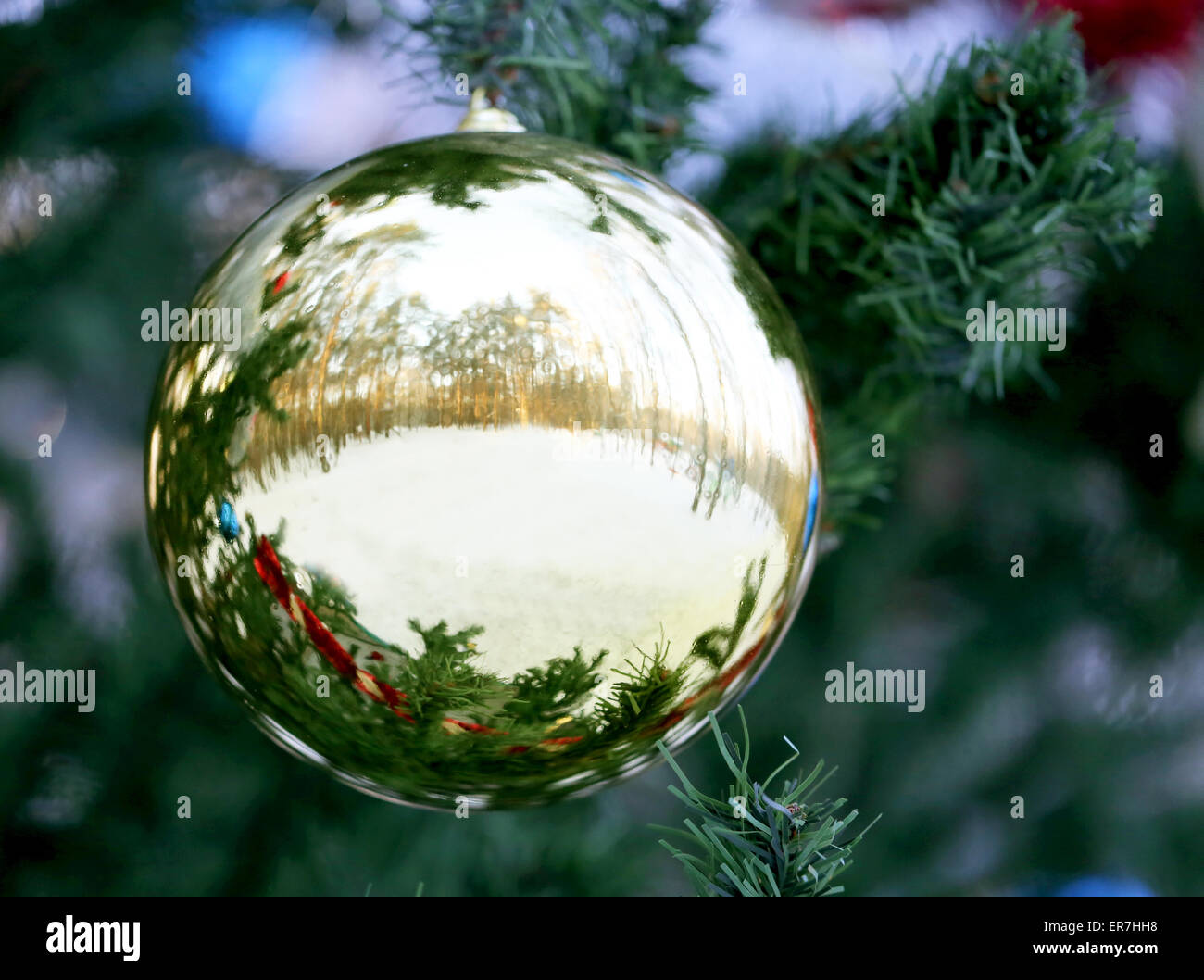 Weihnachtsbaum mit Spielzeug fotografiert hautnah Stockfoto