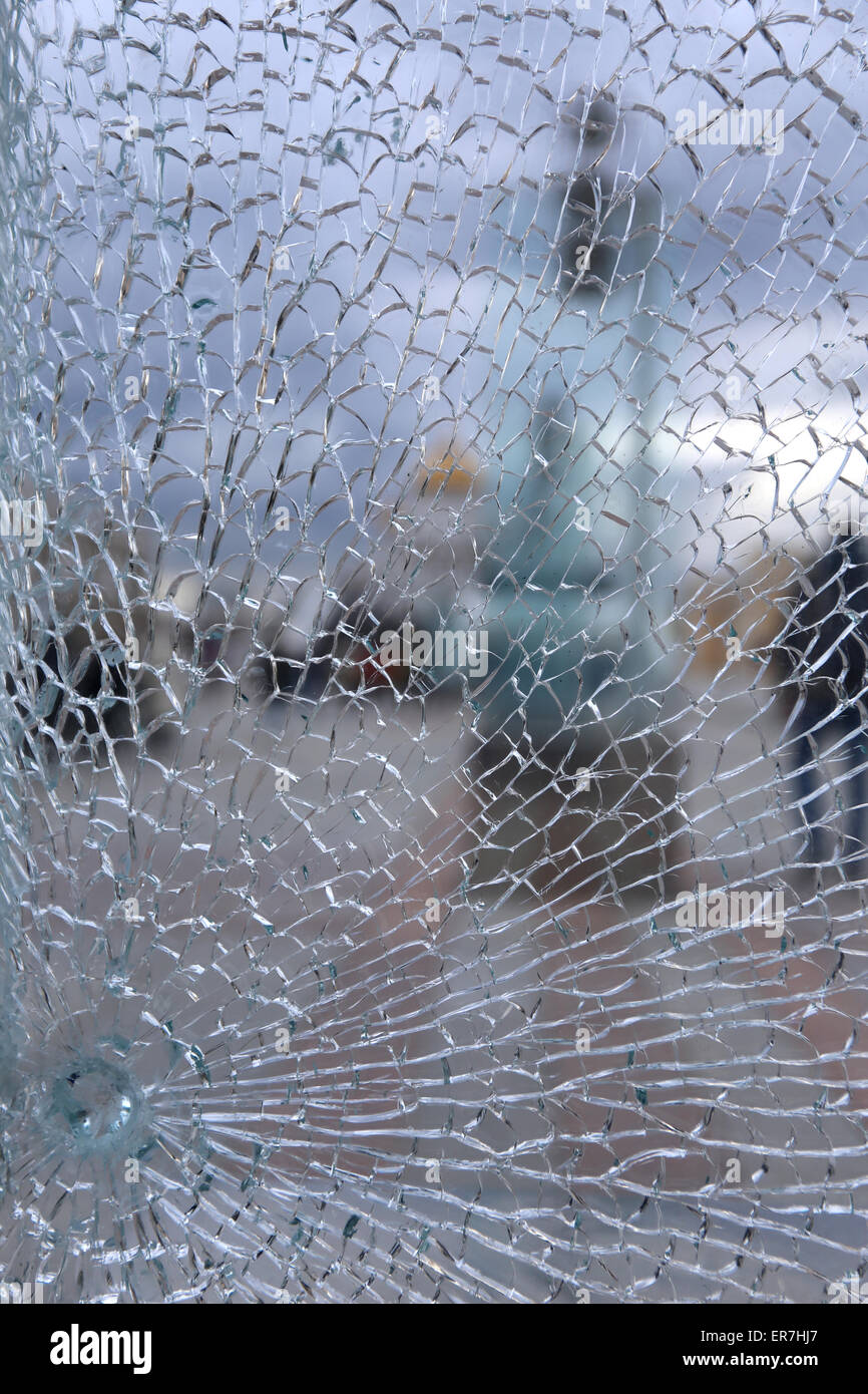 gebrochene Glas mit Blick auf die Stadt fotografiert hautnah Stockfoto