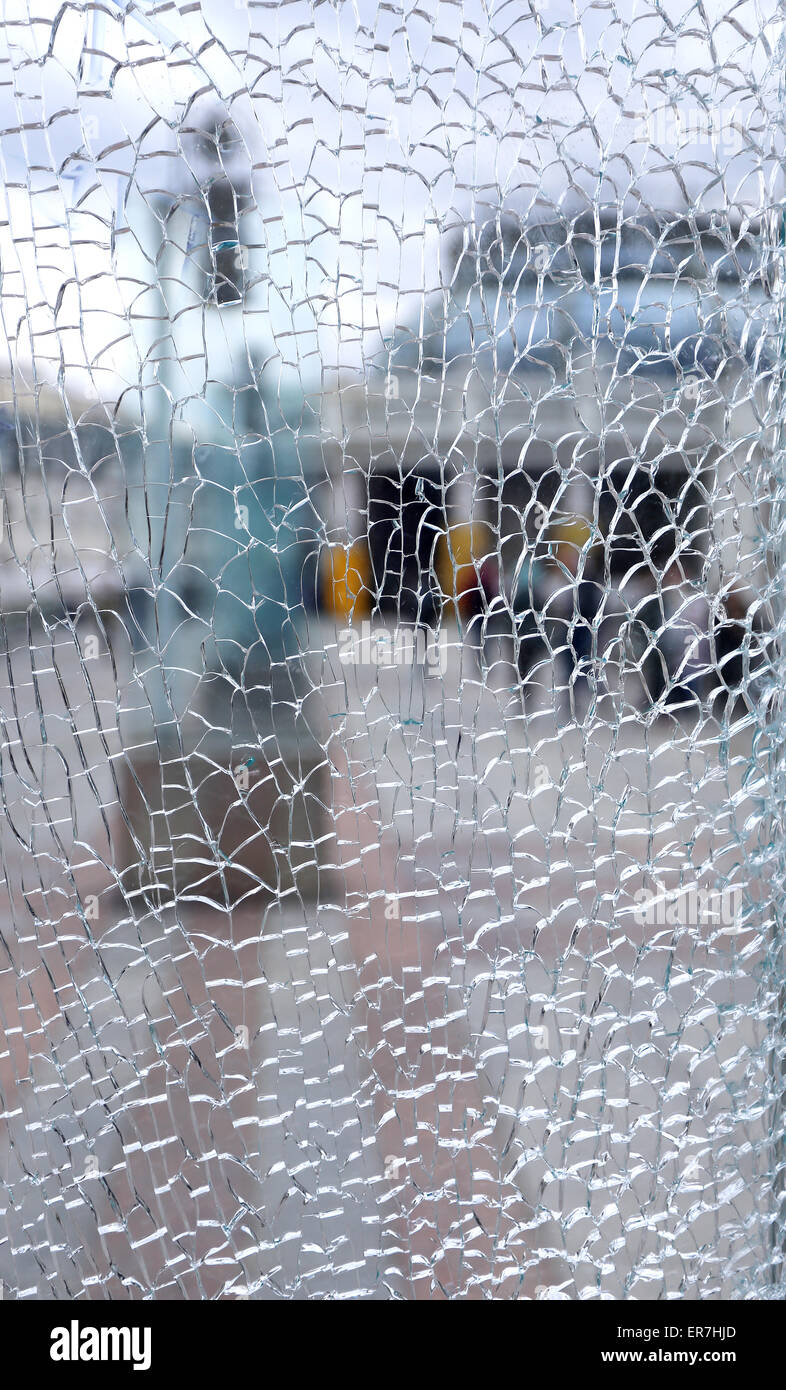 gebrochene Glas mit Blick auf die Stadt fotografiert hautnah Stockfoto