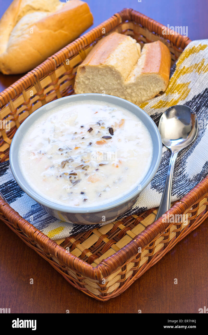 Creamy Chicken und Wildreis Suppe in einen Korb mit Brot zum Dippen ...