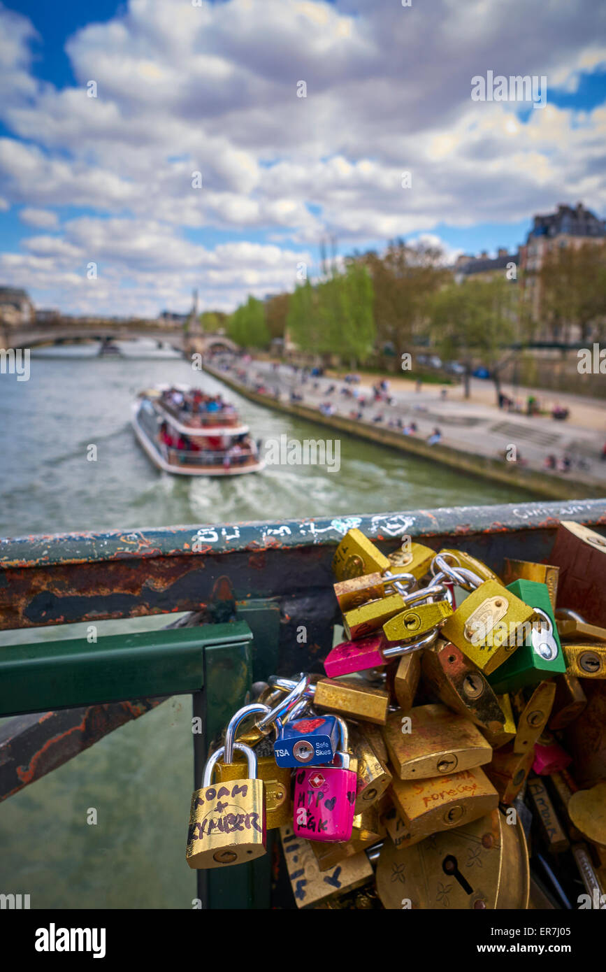 Blick von der Liebe Schleusenbrücke Paris, Frankreich, mit Fluss Cruiser im Hintergrund Stockfoto