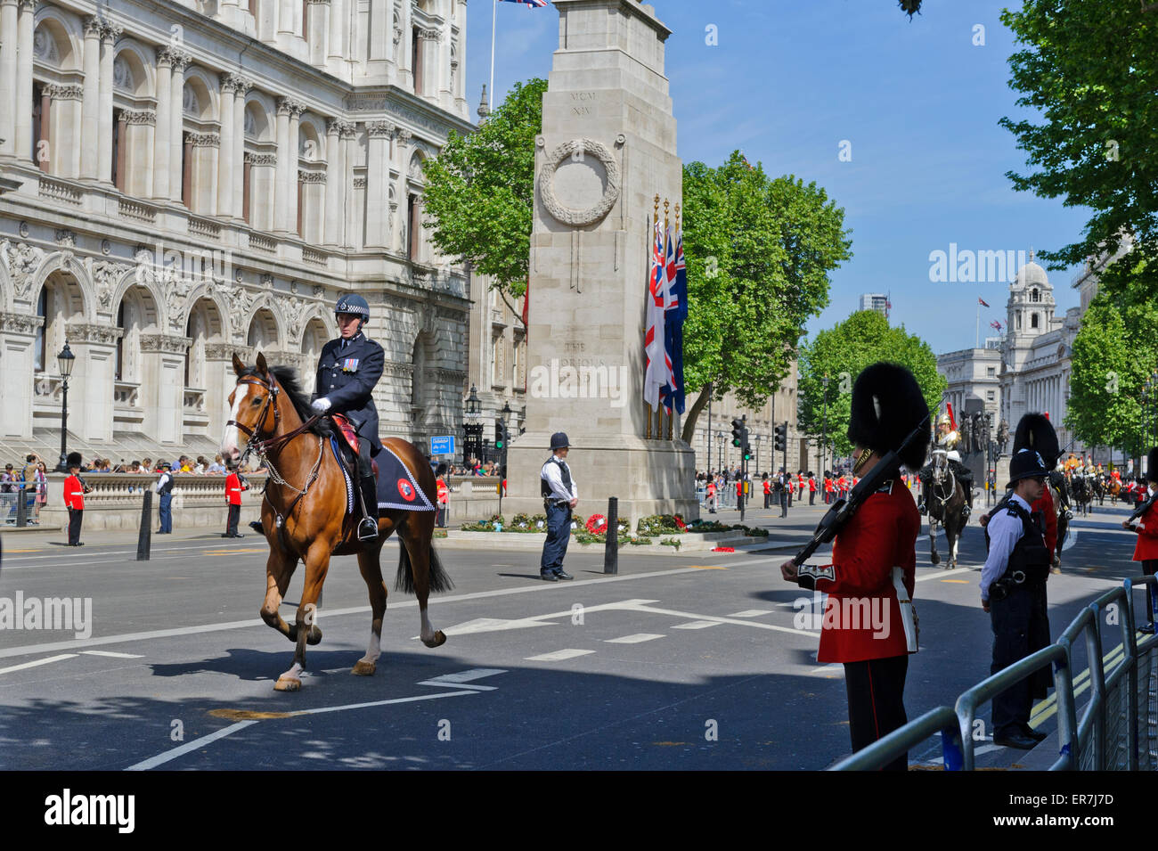 Ein Polizeioffizier auf dem Pferderücken, Whitehall, London, England das Kriegerdenkmal Cenotaph weitergeben. Stockfoto