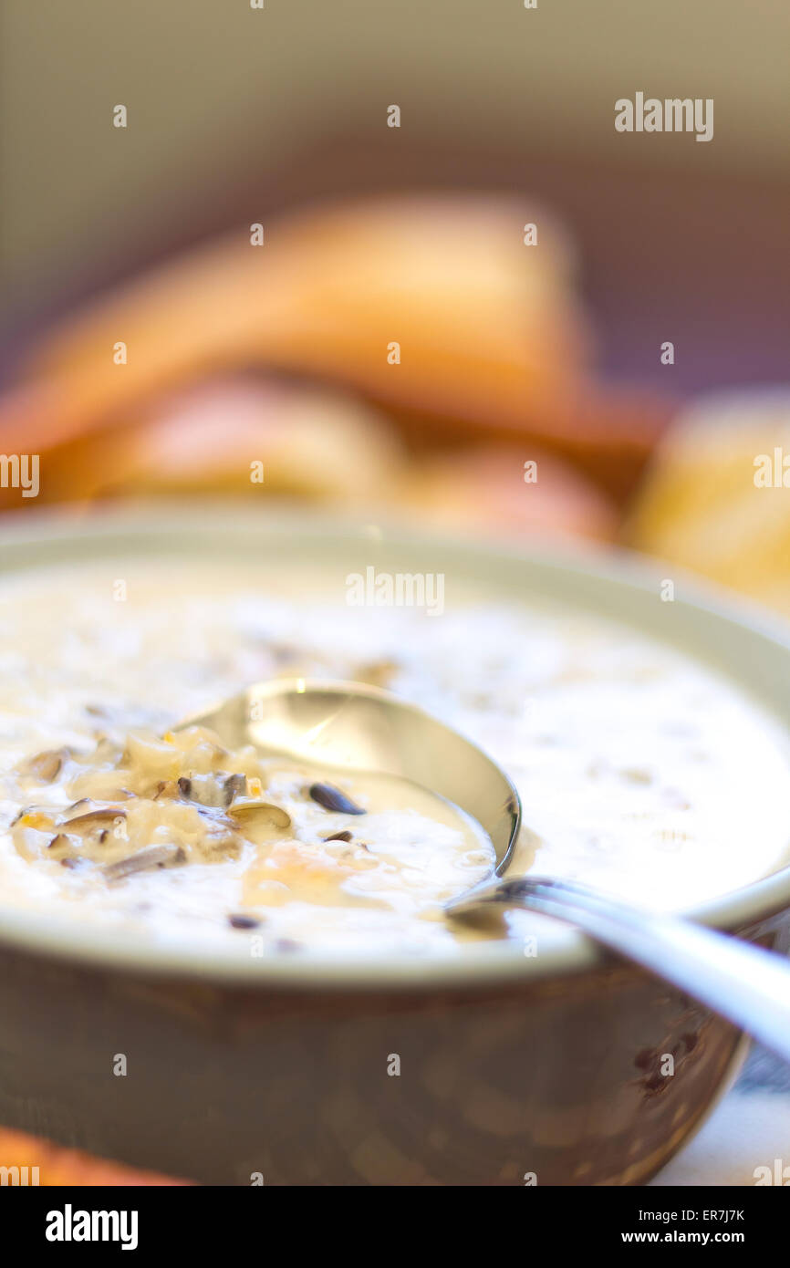 Creamy Chicken und Wildreis Suppe in einen Korb mit Brot zum Dippen ...
