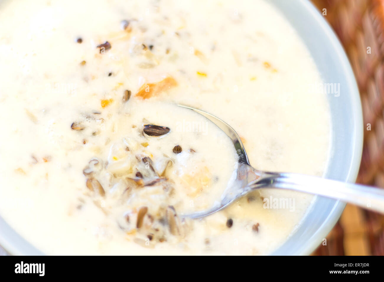 Creamy Chicken und Wildreis Suppe in einen Korb mit Brot zum Dippen ...