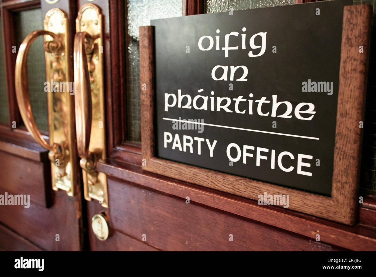 irische und englische zweisprachige Schild an der Tür des Büros der Sinn Féin Partei in Nordirland Belfast City Hall Stockfoto