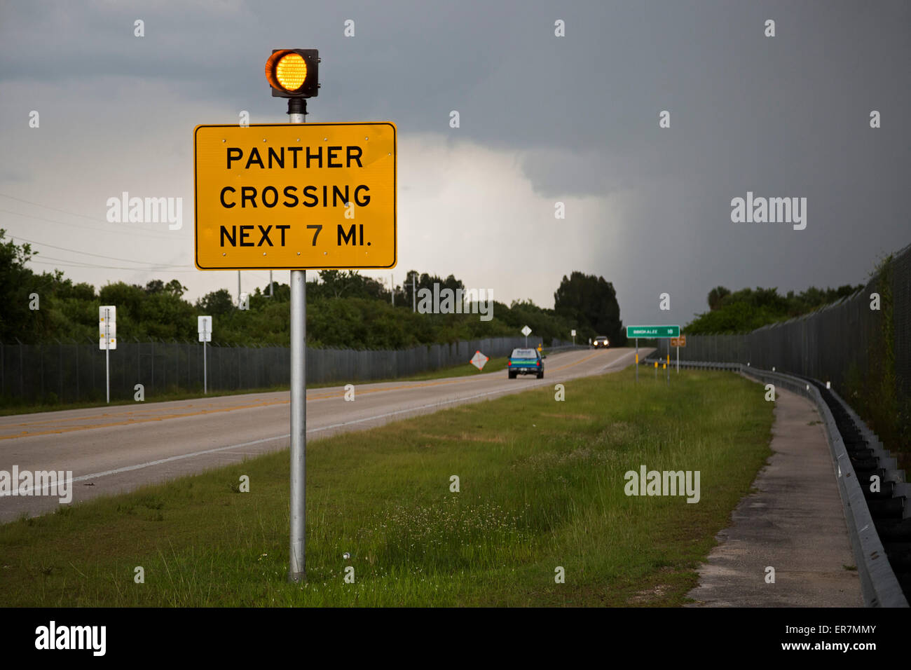 Big Cypress National Preserve, Florida - ein Schild warnt Autofahrer, vorsichtig zu fahren, um der vom Aussterben bedrohten Florida-Panther zu schützen. Stockfoto