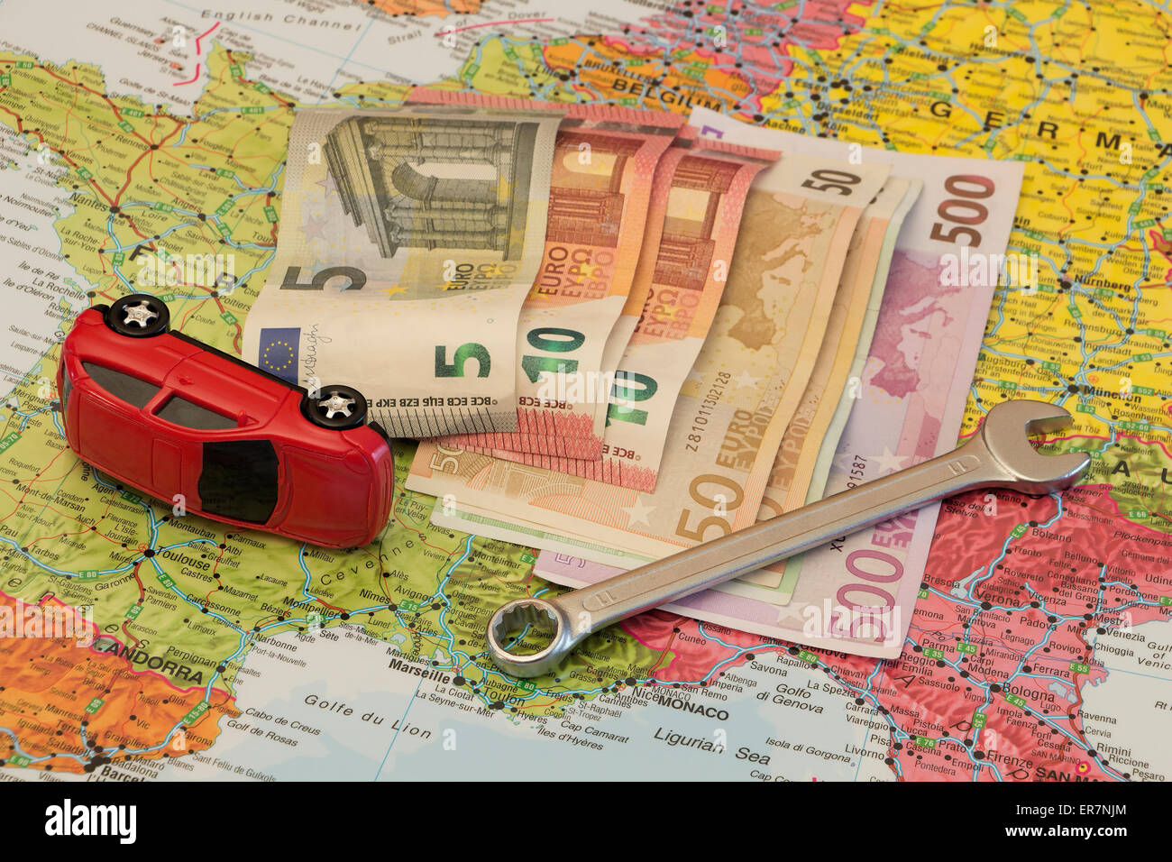 Karte von Europa, Auto und Euro Geld gebrochen. Konzept der Safety-Car-Reisen in Europa und Versicherung. Stockfoto