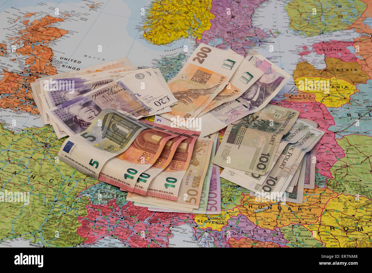 Vier verschiedene Währungen auf Europa angelegt. Konzept der Europa Abweichungen oder verschiedenen Währungen oder Reisen in europäische cou Stockfoto