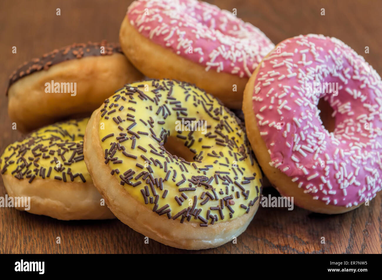 Traditionelle Bonbons, Donuts, auf rustikalen Holztisch angeordnet. Stockfoto