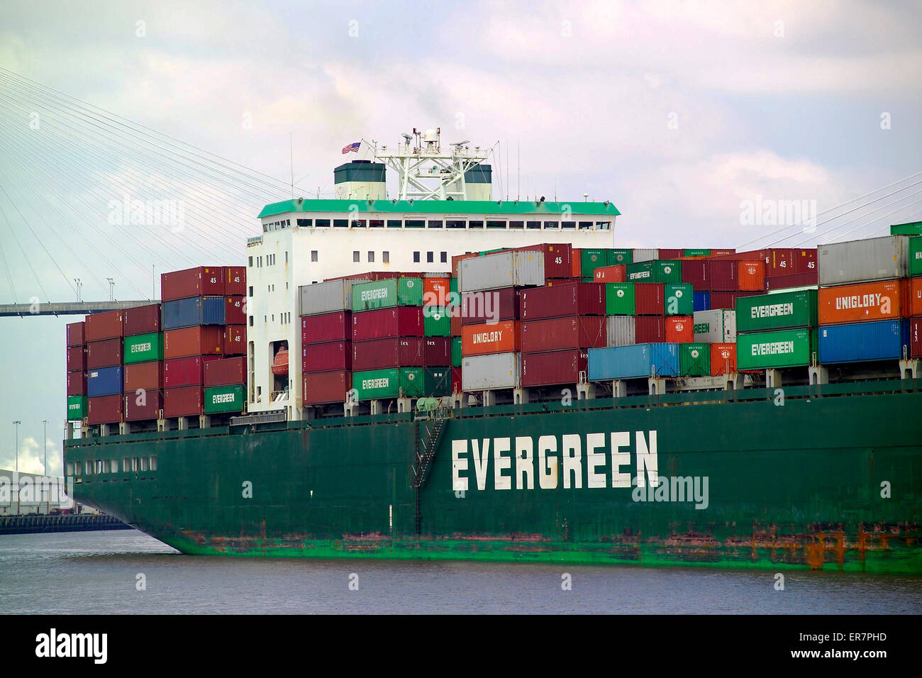Eine Nahansicht des Hecks eines großen Containerschiffes verlassen die großen und belebten Hafen von Savannah in Georgia, USA. Stockfoto