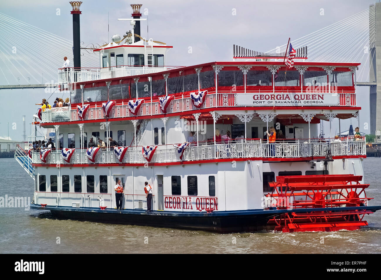 Schülerinnen und Schüler erhalten eine lokale Geschichtsstunde an Bord einer Old-Time Riverboat, das ist die Erforschung des Savannah River in Georgia, USA. Stockfoto