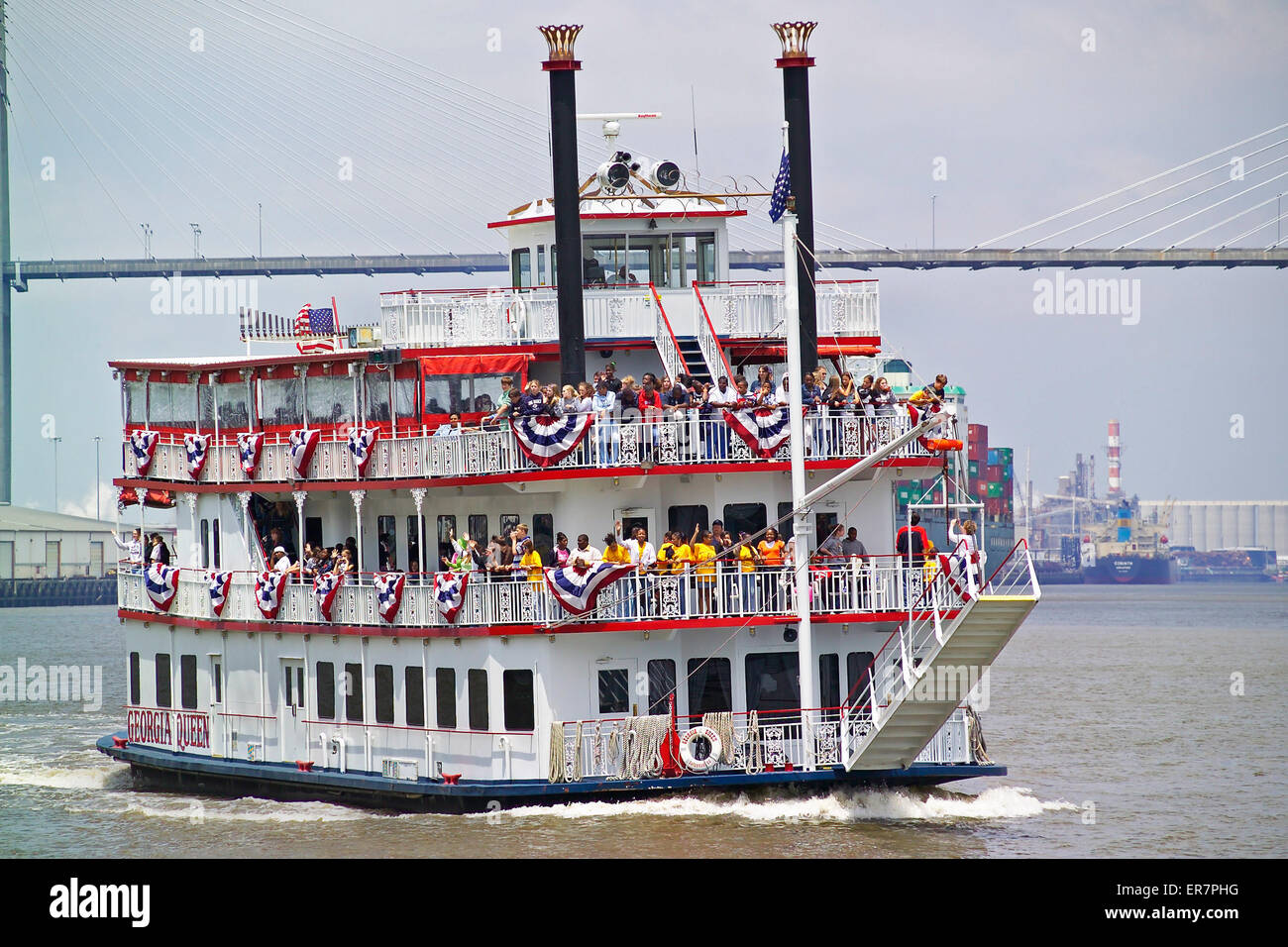Schülerinnen und Schüler erhalten eine lokale Geschichtsstunde an Bord einer Old-Time Riverboat, das ist die Erforschung des Savannah River in Georgia, USA. Stockfoto