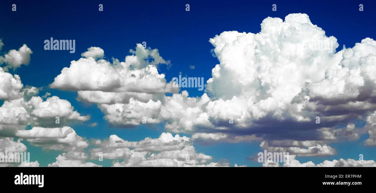 Geschwollene weißen Cumulus-Wolken wurden digital erweitert, um vor einem Himmel der verschiedenen blauen Farben zeigen. Stockfoto