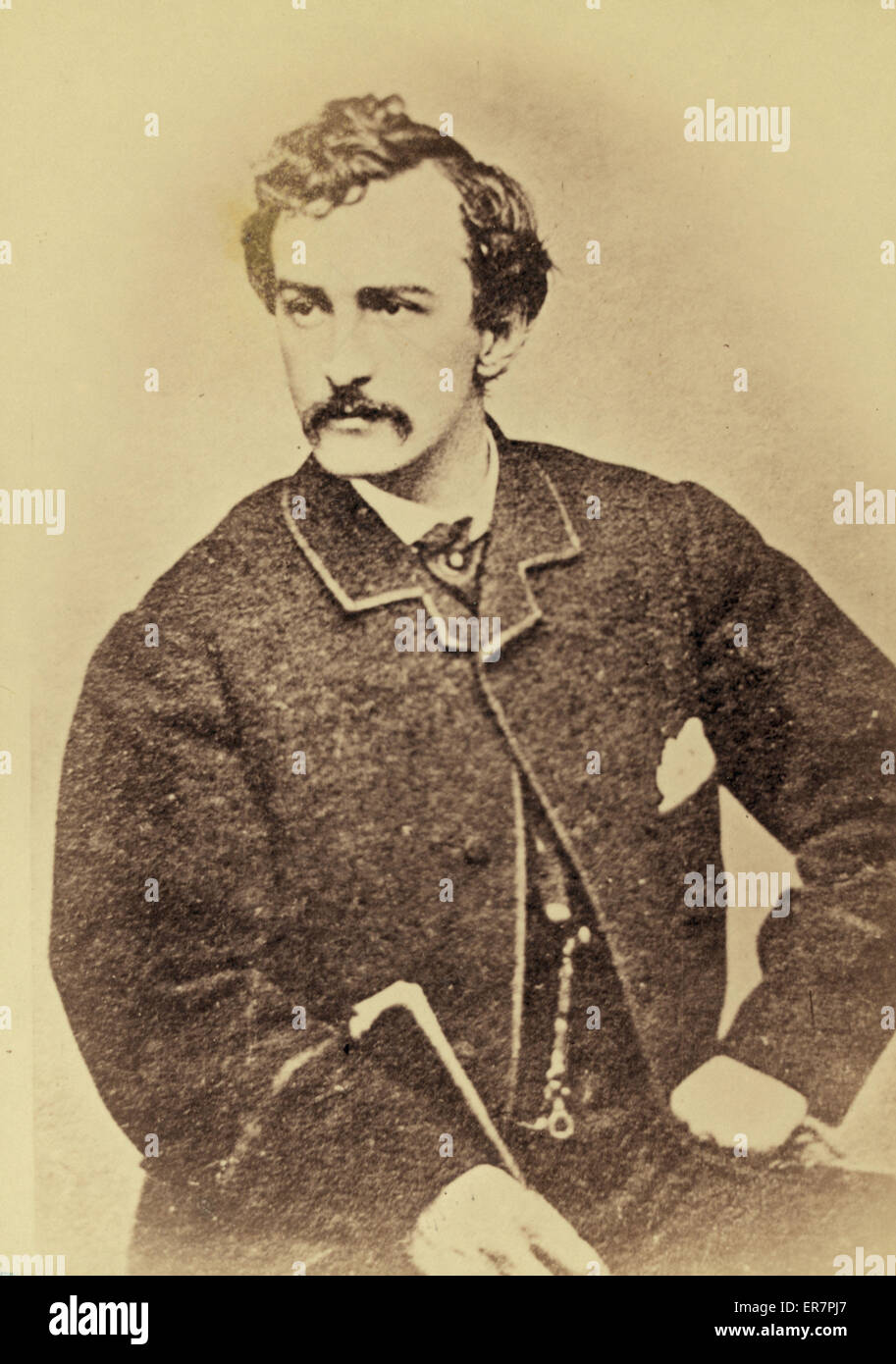 John Wilkes Booth, halblanges Porträt, links und Hol Stockfoto