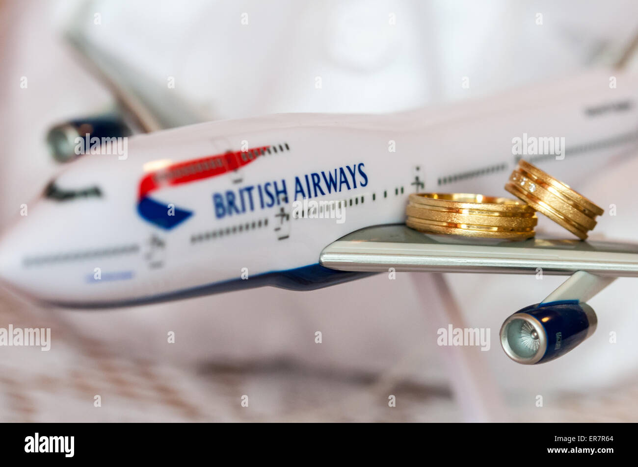 Goldene Hochzeit Ringe nach Vorbild der British-Airways-Maschine Stockfoto