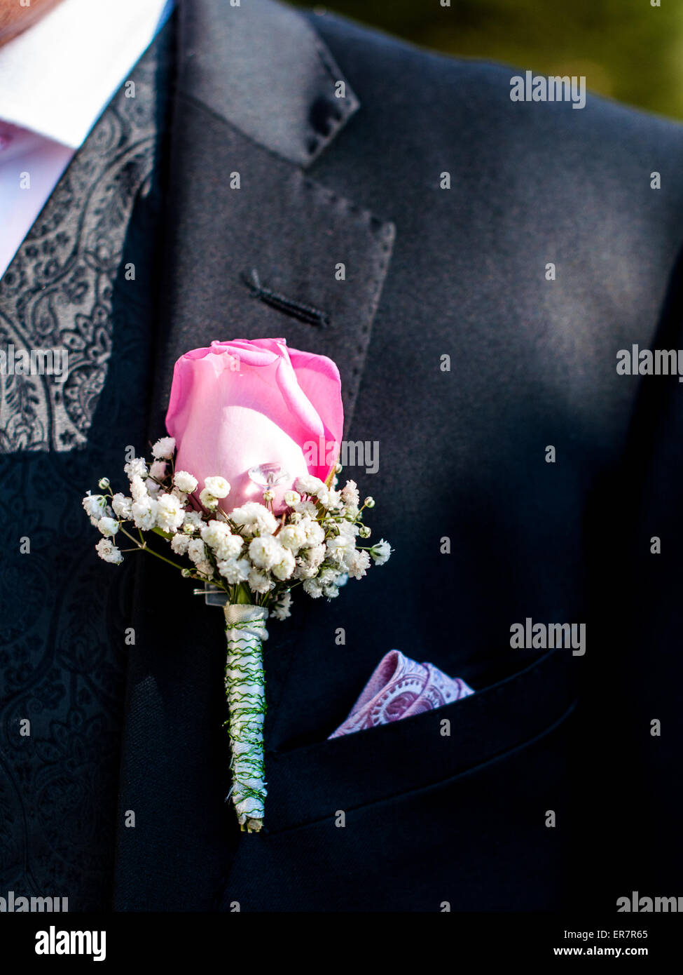 Mann auf einer Hochzeit tragen ein floral Knopfloch Stockfoto