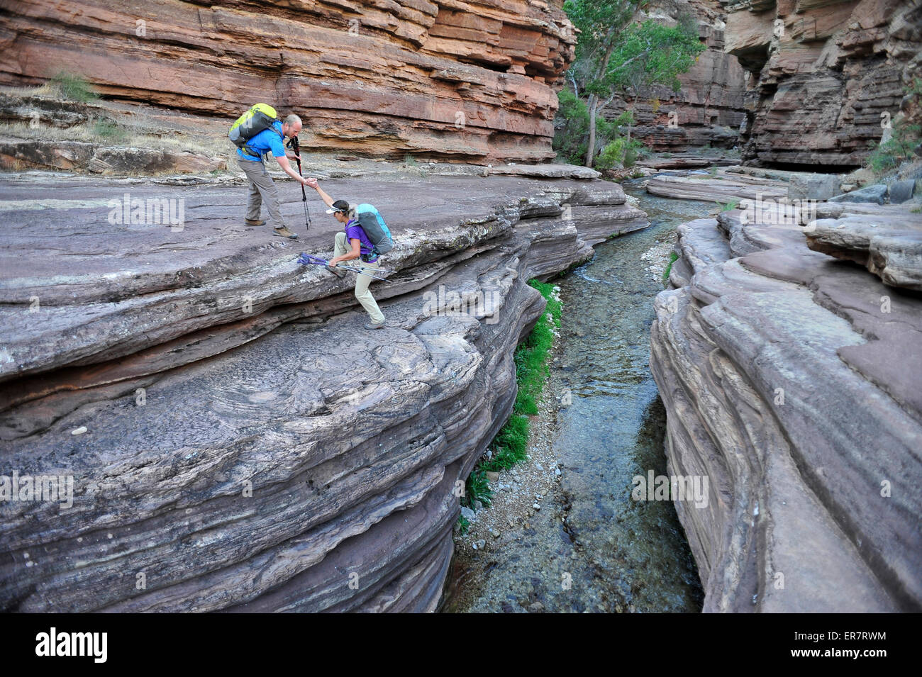 Wanderer Fuß entlang Deer Creek Narrows in den Grand Canyon außerhalb Fredonia, Arizona November 2011. Stockfoto