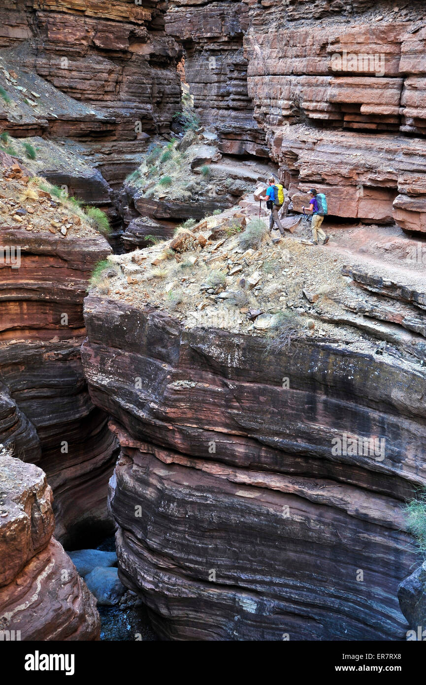 Wanderer Fuß entlang Deer Creek Narrows in den Grand Canyon außerhalb Fredonia, Arizona November 2011. Stockfoto