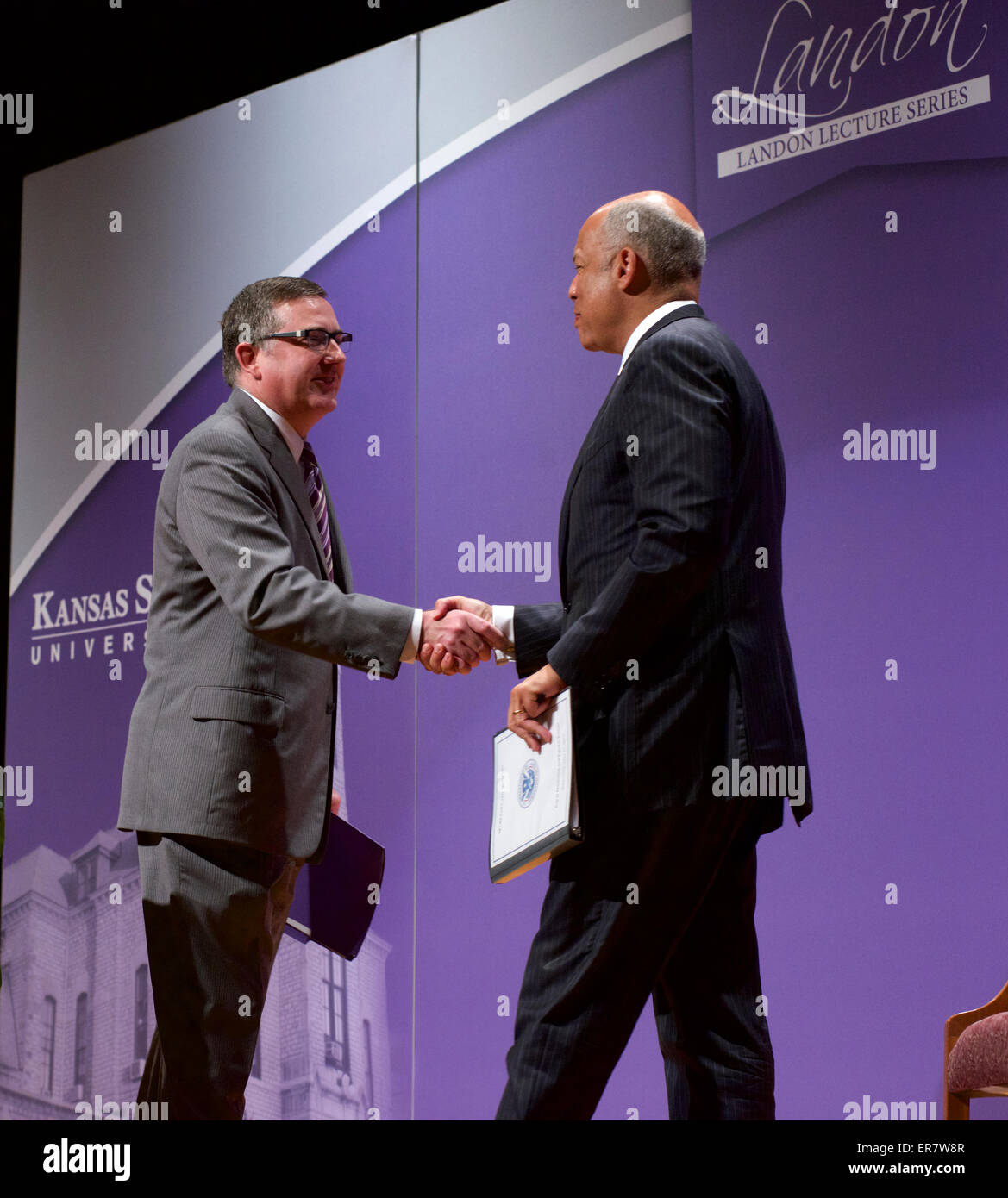 Manhattan, Kansas. 27.05.2015 Vortrag Sekretär des Department of Homeland Security, The Honorable Jeh Johnson an der Kansas State University liefert seine "Landon" vor der Studentenschaft. Wird von der Kansas State University Präsident Kirk Schultz begrüßt. Stockfoto