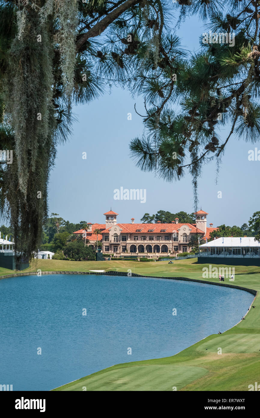 Blick auf das 18. Grün, Fairway und Clubhaus an der legendären TPC Sawgrass Stadium Course, Austragungsort der The Spieler. Stockfoto