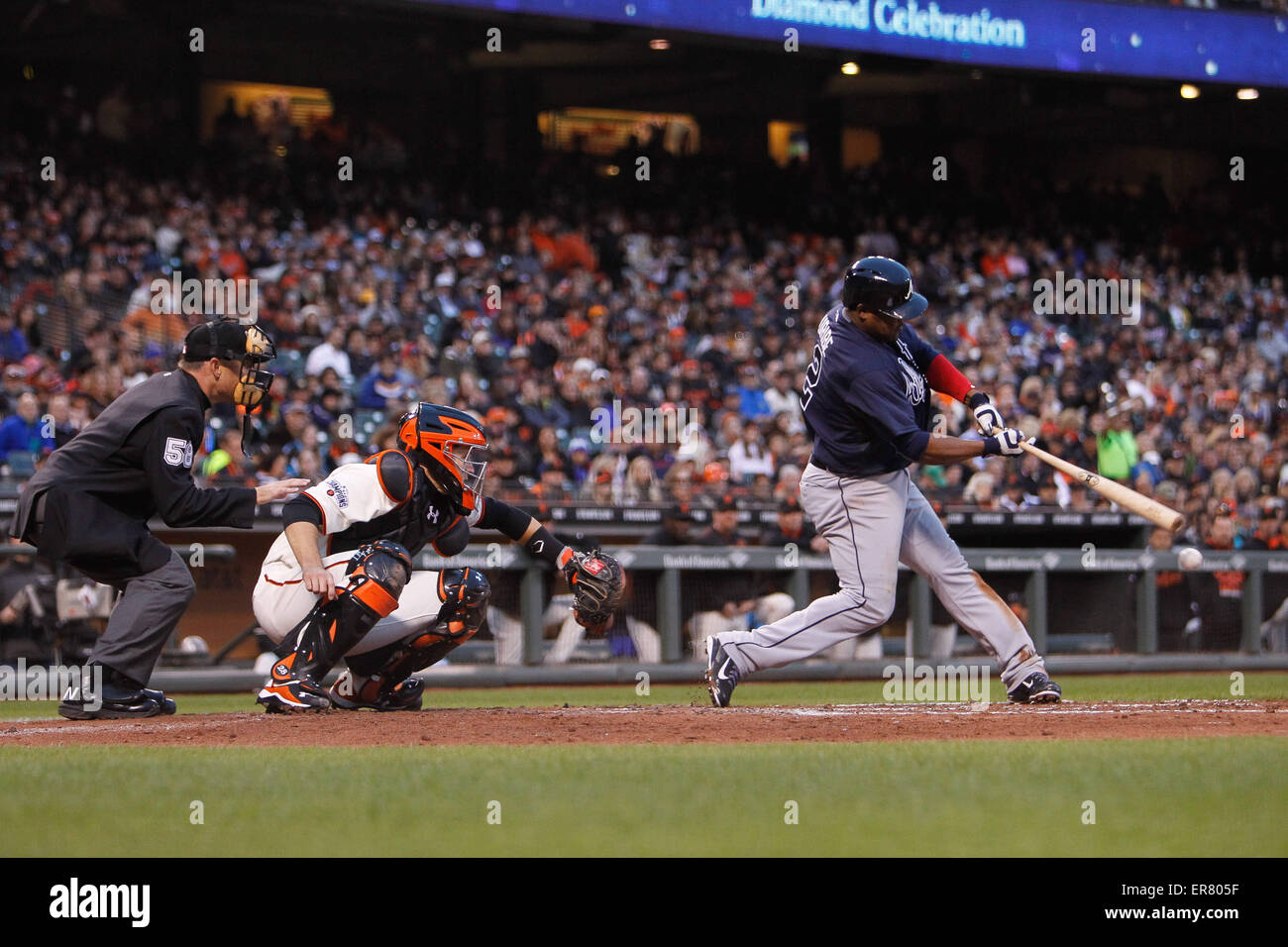 San Francisco, CA. 28. Mai 2015. Atlanta Braves dritte Baseman Juan Uribe (2) schlägt den Ball während der MLB-Baseball-Spiel zwischen den San Francisco Giants und die Atlanta Braves im AT&T Park in San Francisco, Kalifornien. Die San Francisco Giants gegen die Atlanta Braves 7-0. Bildnachweis: Stan Szeto/CSM/Alamy Live-Nachrichten Stockfoto