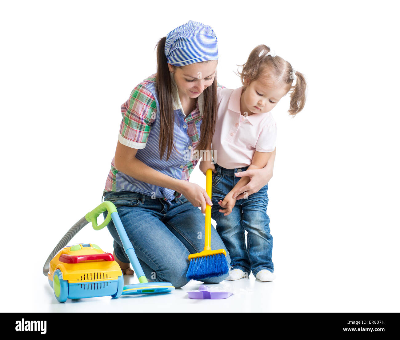 Kind Mädchen und Mutter Reinigung Zimmer isoliert Stockfoto