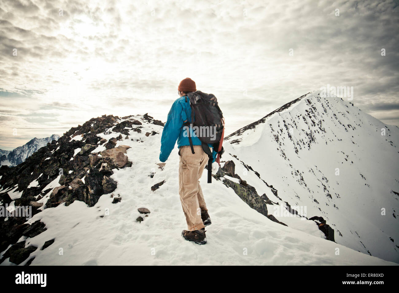 Eine Backpacker Wanderungen eine felsige Rideline auf dem Gipfel des Berges Frosty. Stockfoto