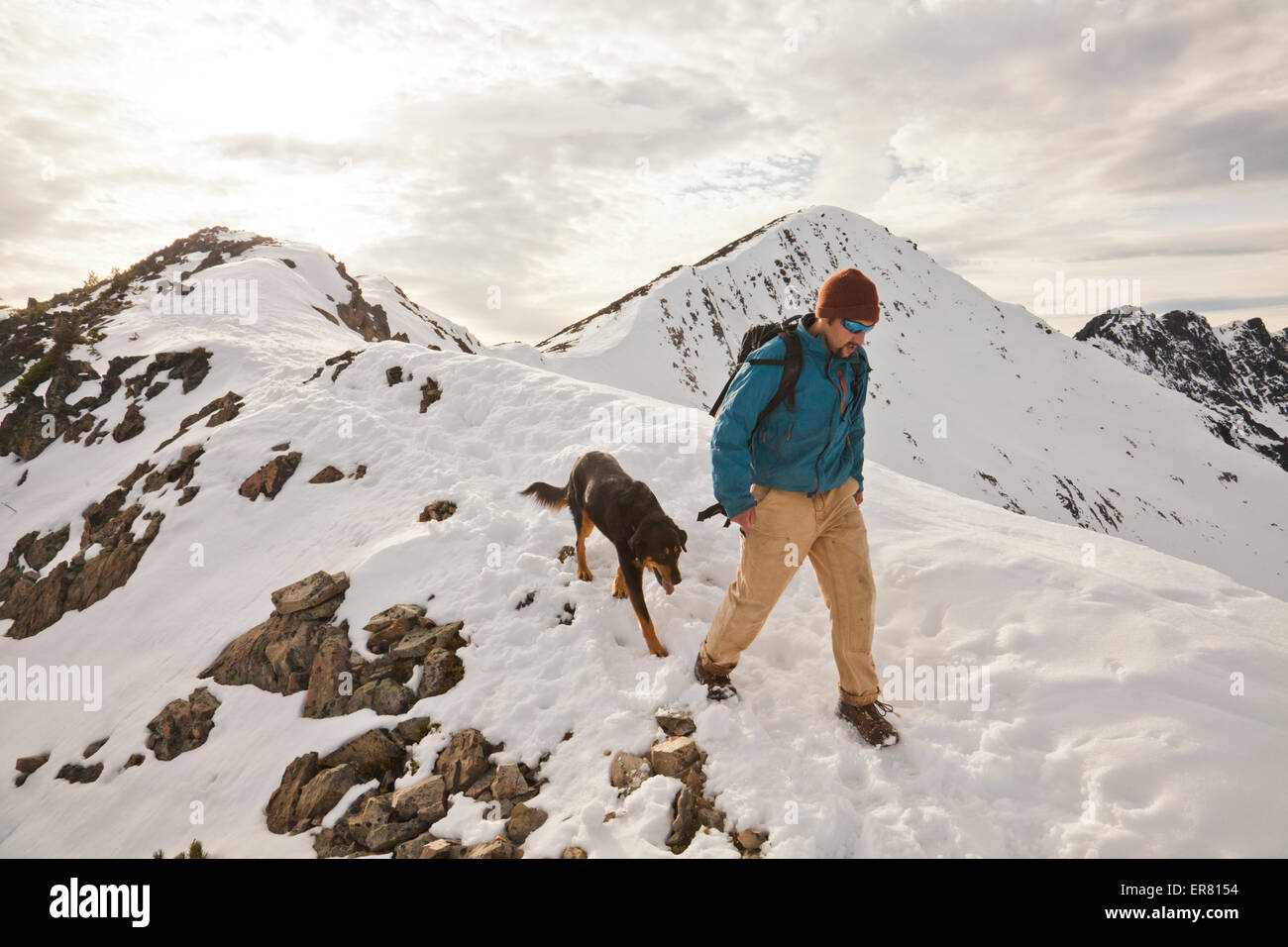 Ein Wanderer und seinem Hund steigen von Frosty Peak in Manning Provincial Park. Stockfoto