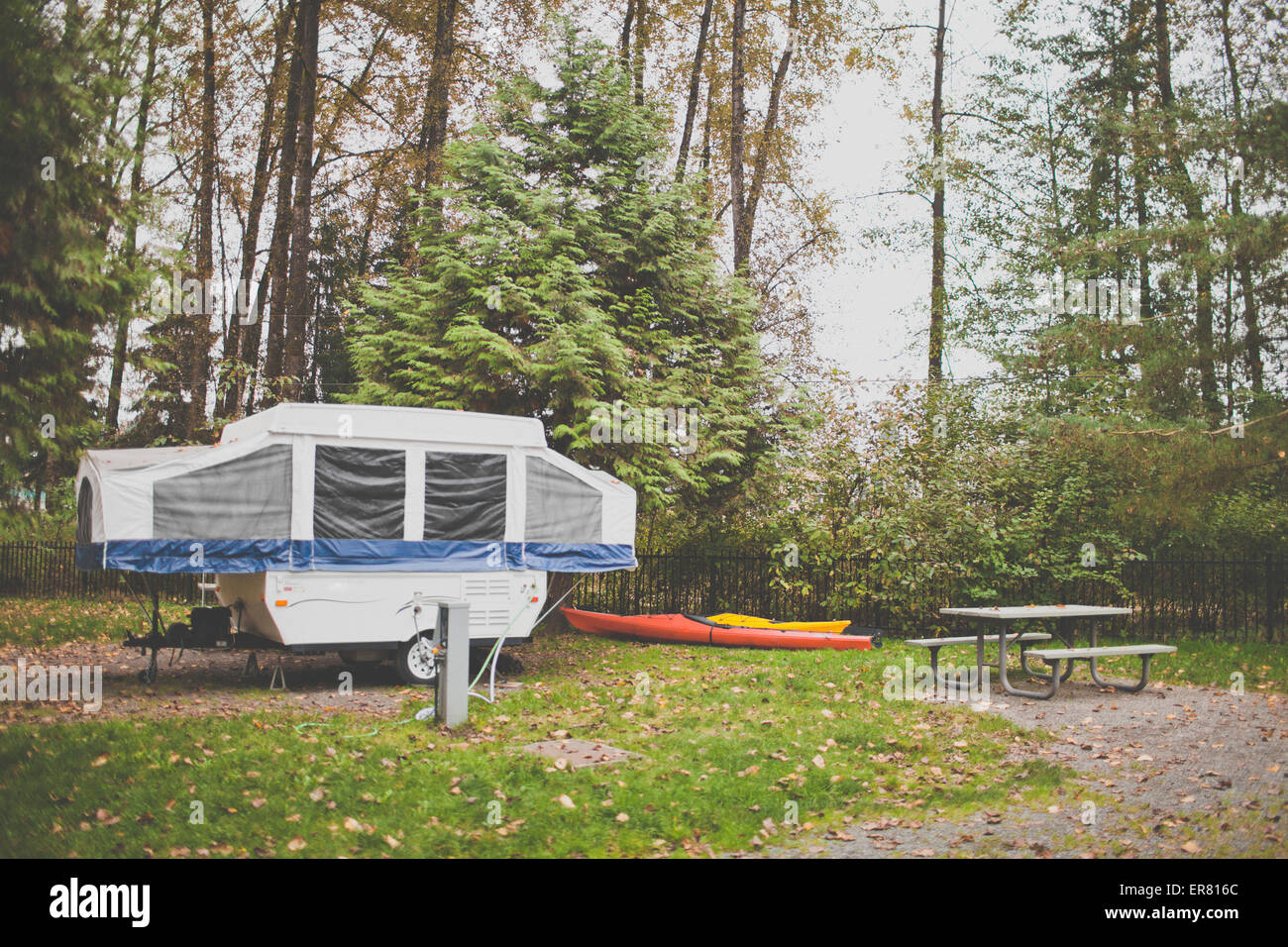 Zelt-Anhänger in ein Stellplatz geparkt. Stockfoto