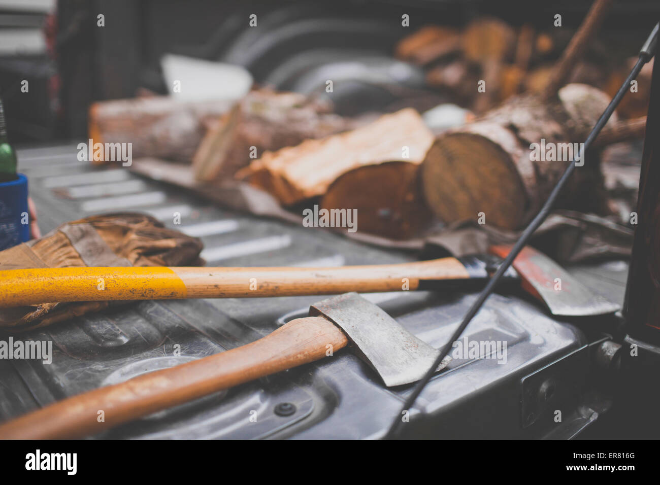 Zwei Achsen und Brennholz an eine Heckklappe. Stockfoto