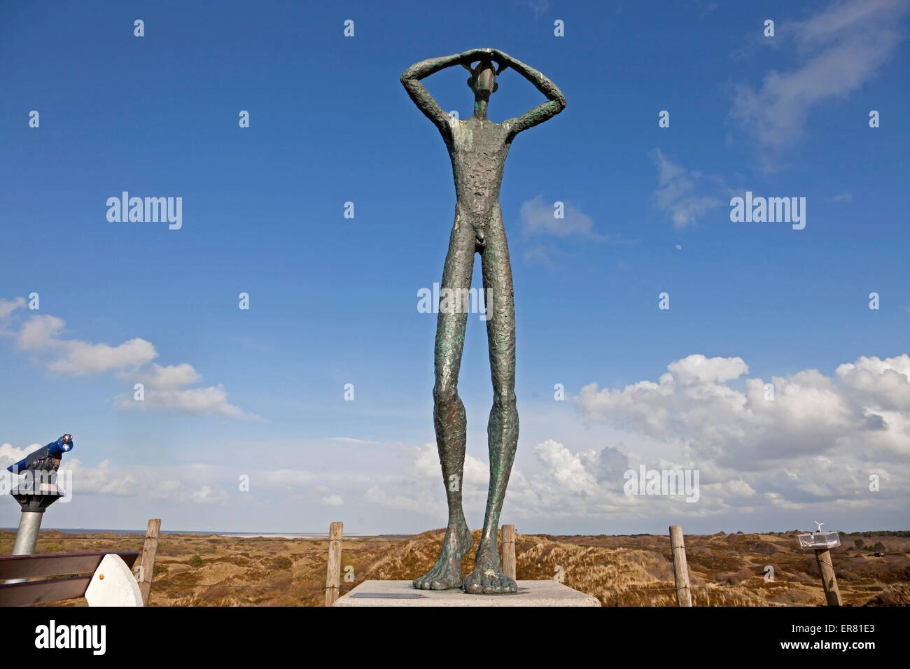 Bronzeplastik "De Utkieker" deutsche Bildhauer Hannes Helmke stehend auf einer Düne, Osten Ostfriesischen Insel Spiekeroog, Deutschland Stockfoto