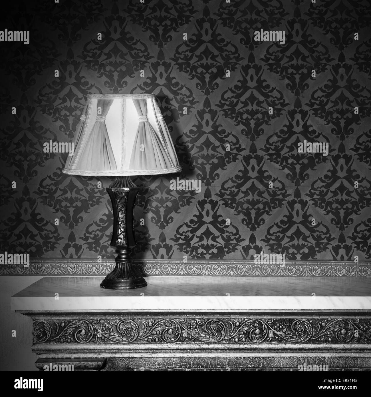 Nachtlicht in Vintage Interieur mit rotem Muster Wände Stockfoto