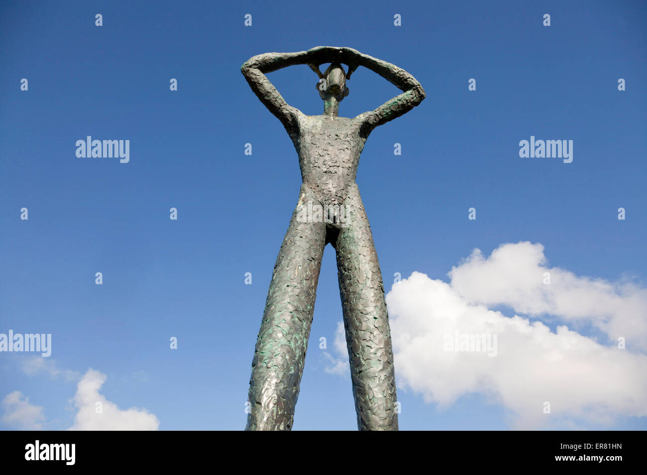 Bronzeplastik "De Utkieker" deutsche Bildhauer Hannes Helmke stehend auf einer Düne, Osten Ostfriesischen Insel Spiekeroog, Niedersachsen Stockfoto