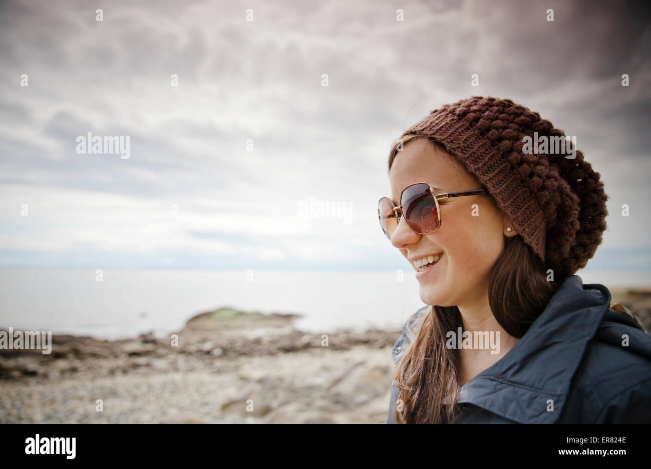 Porträt einer jungen Frau am Strand. Stockfoto