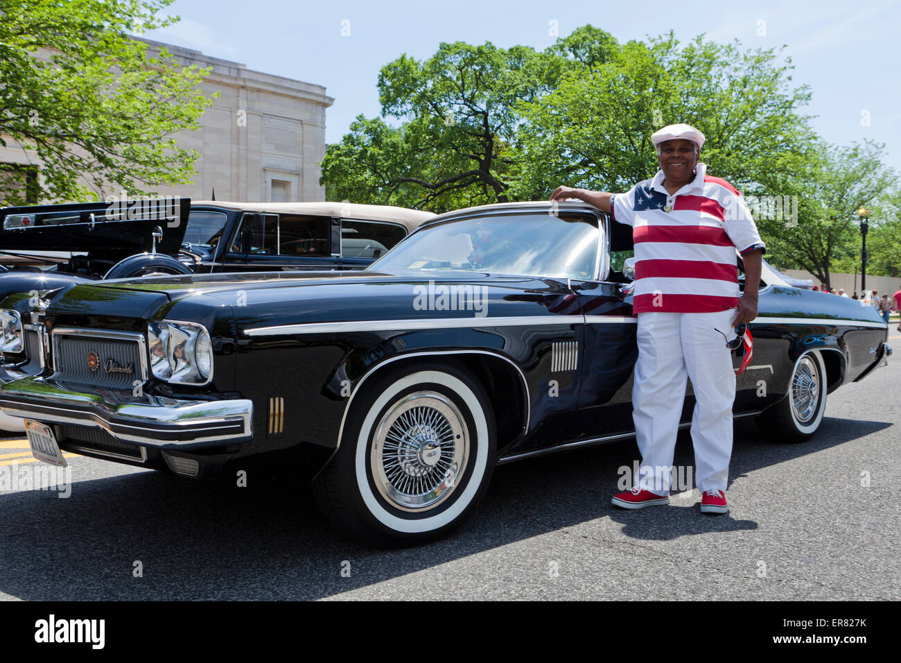 1973 Oldtimer Oldsmobile Delta 88 Royale und Besitzer - USA Stockfoto