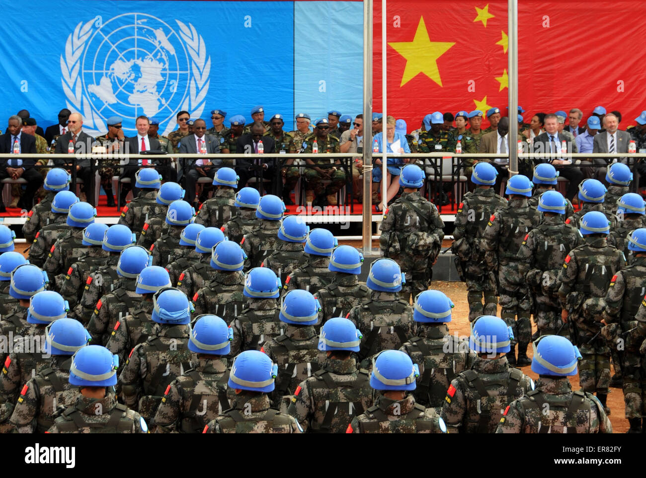 (150529)--Khartum, 29 Mai, 2015(xinhua)--Mitglieder von Chinas Friedenssicherung Infanterie Bataillon Line-up für Abnahme von Vertretern der Vereinten Nationen in ihrem Lager im Südsudan am 26. Mai 2015. Dieses Jahr markiert den 25. Jahrestag von Chinas erste Teilnahme an Friedensmissionen der Vereinten Nationen. Die zweieinhalb Jahrzehnten haben Chinas Fleiß bei der Erfüllung seiner internationalen Verantwortung erlebt. (Xinhua/Li Ziheng) (Azp) Stockfoto