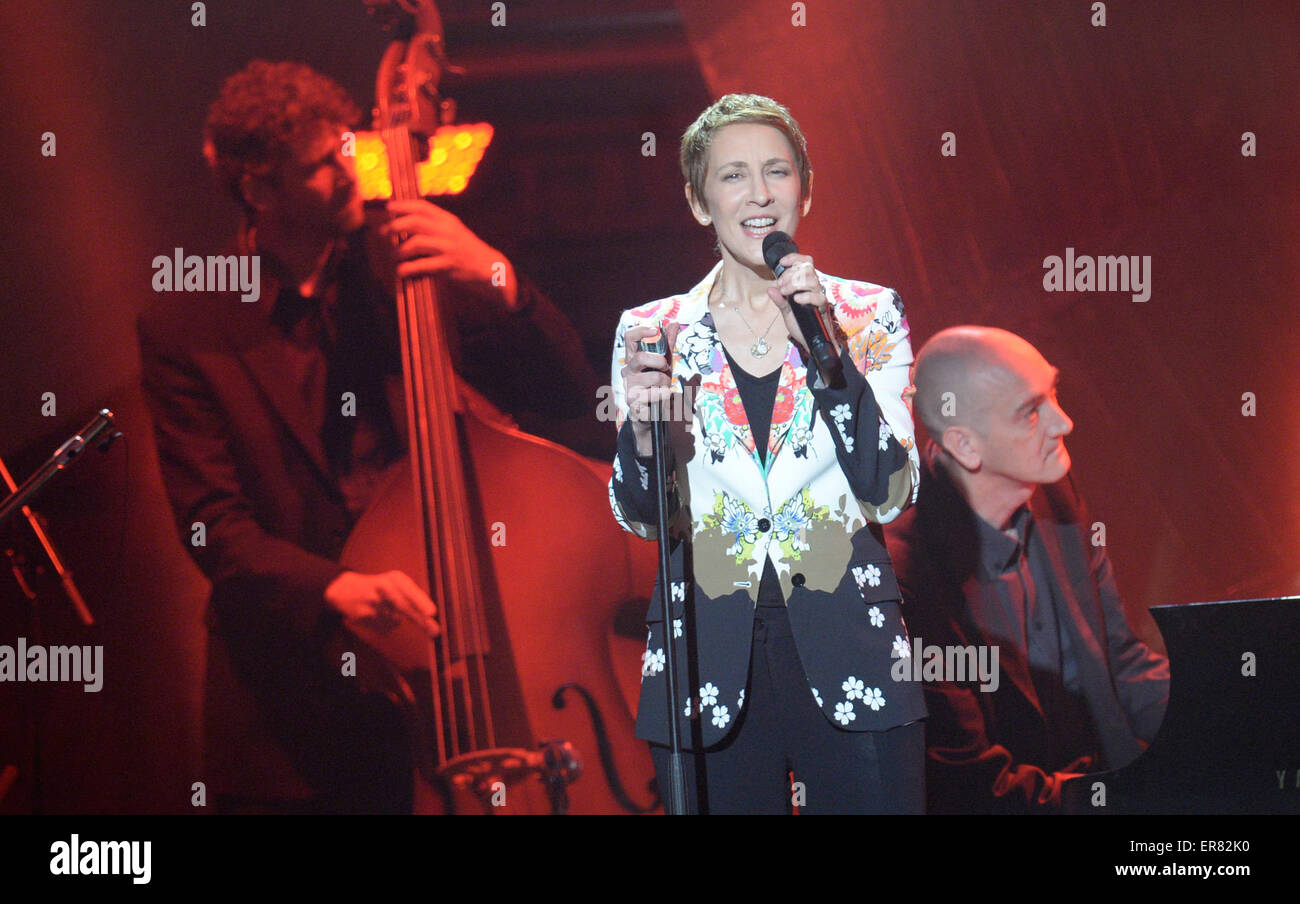 Hamburg, Deutschland. 28. Mai 2015. US amerikanischer Musiker Stacey Kent führt zur Verleihung Echo Jazz in Hamburg, Deutschland, 28. Mai 2015. Die Preise in 21 Kategorien werden durch die Deutsche Phono-Akademie zum sechsten Mal präsentiert. Foto: DANIEL REINHARDT/Dpa/Alamy Live News Stockfoto