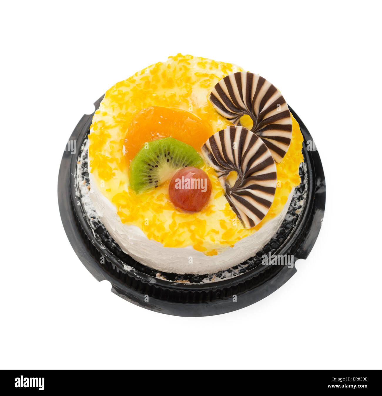 Draufsicht auf leckeren Kuchen auf weiß mit Traube orange Kiwi und Schokolade am besten, Clipping-Pfad enthalten Stockfoto