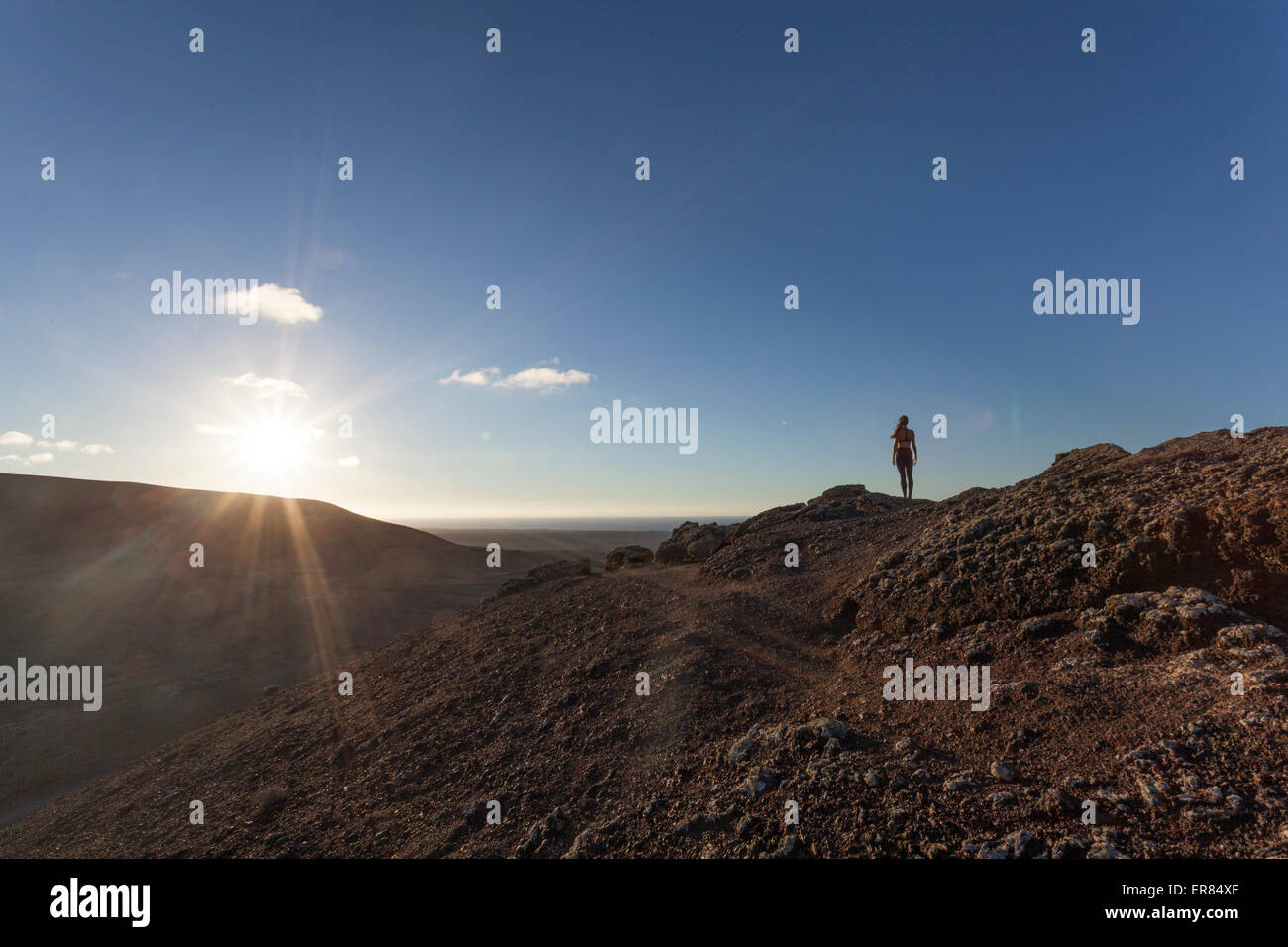 Mädchen beim Yoga auf dem Gipfel eines Vulkans in Fuerteventura, Kanarische Inseln Stockfoto