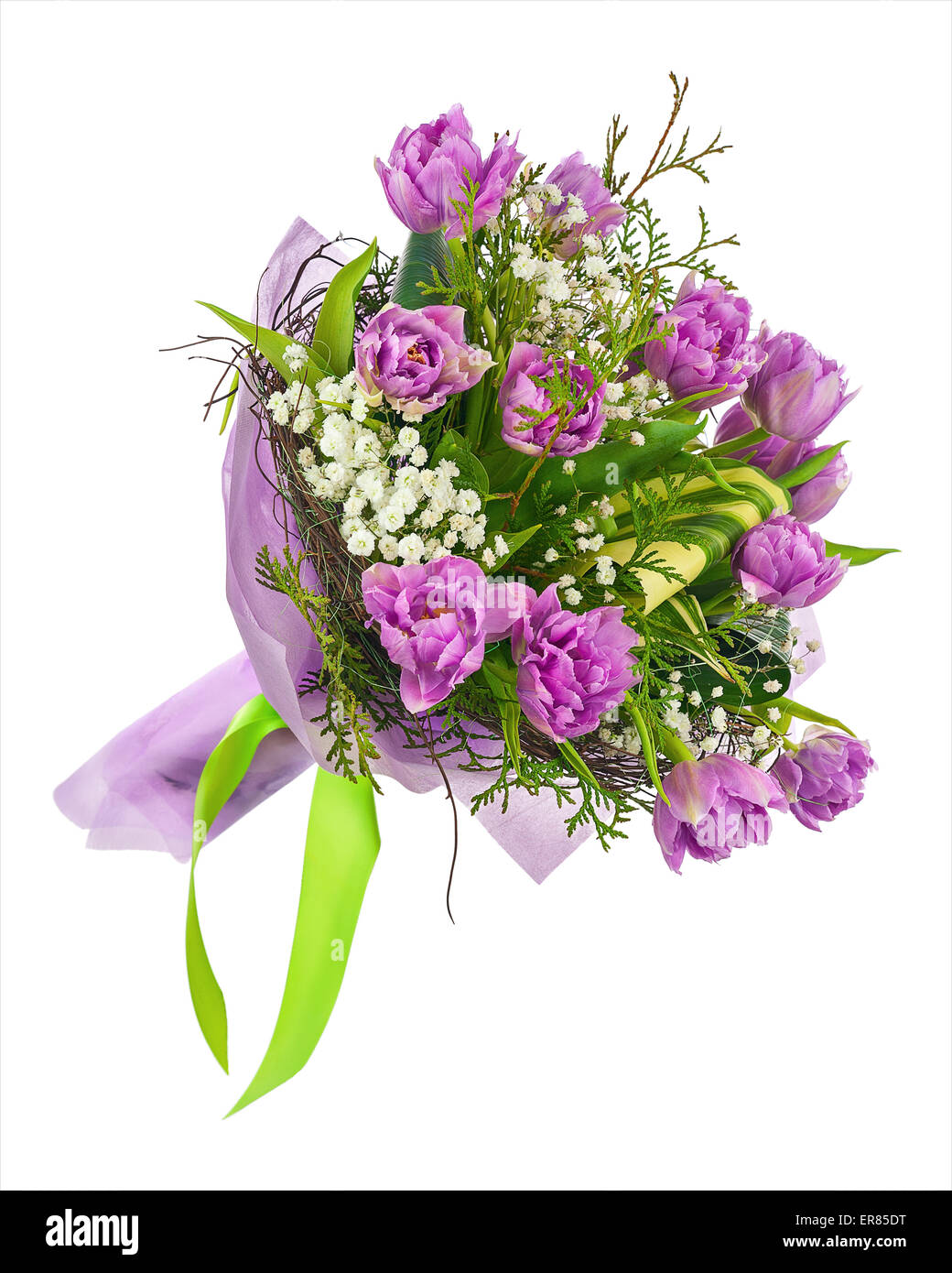 Schöner Blumenstrauß lila Tulpen und anderen Blumen isoliert auf weißem Hintergrund. Stockfoto