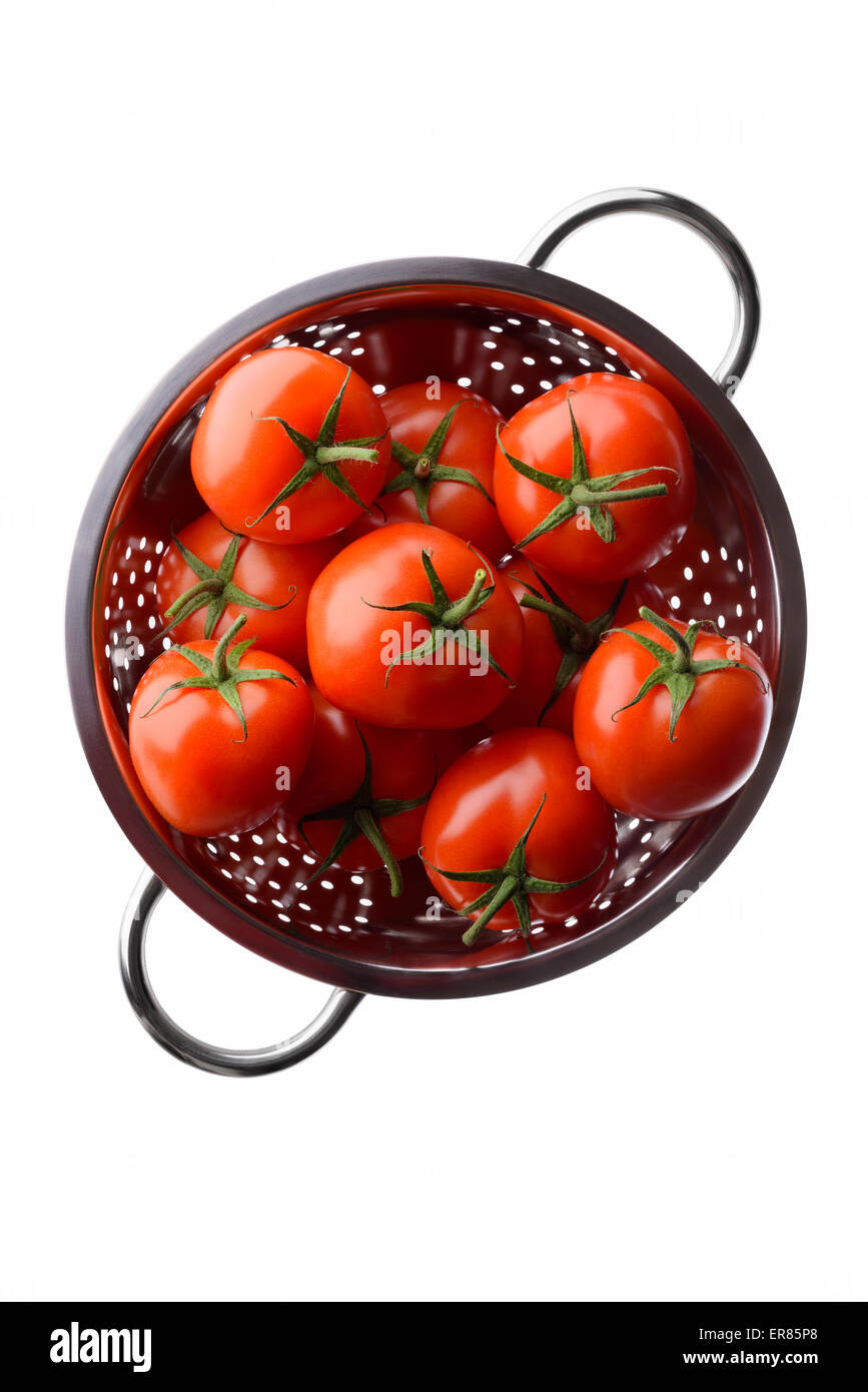 Obst und Gemüse: frische rote Tomaten in einem Stahl Sieb, Draufsicht, isoliert auf weißem Hintergrund Stockfoto