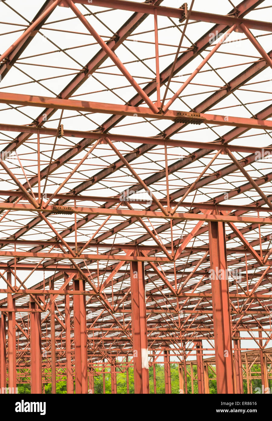 Metallische Baukörper mit vielen sich kreuzenden Balken gemalt mit primer Stockfoto