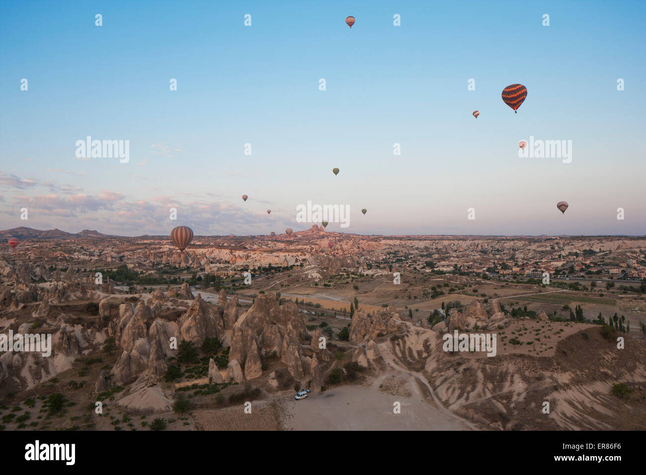 Heißluftballons über dramatische Landschaft fliegen Stockfoto