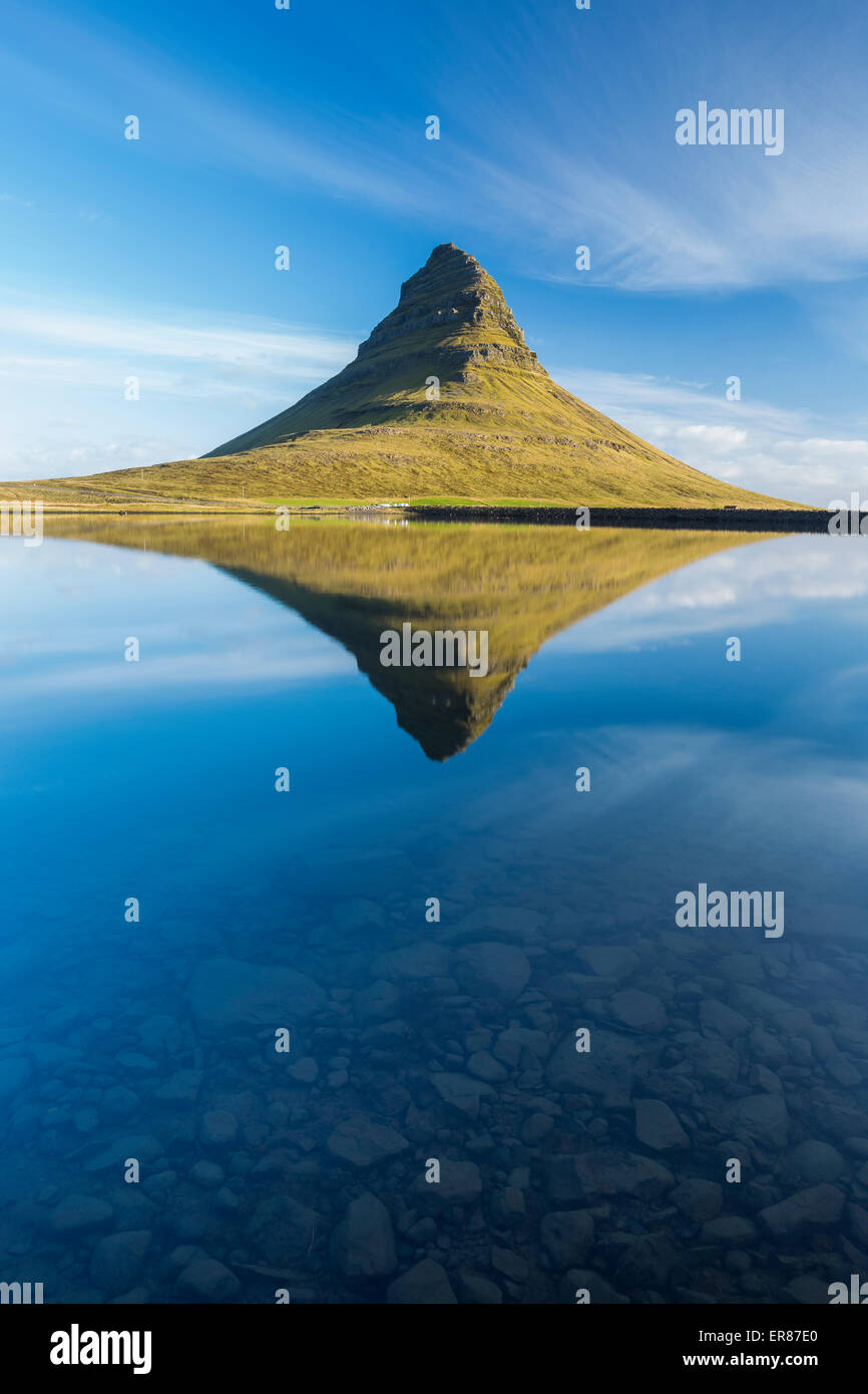 Kirkjufell Berg spiegelt sich in einem kleinen Teich in West-Island. Stockfoto